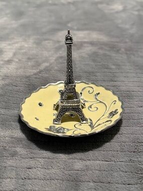 Eiffel Tower Ring Holder